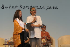Butet merilis bukunya di Panggung Lengkung, JNM. MOJOK.CO