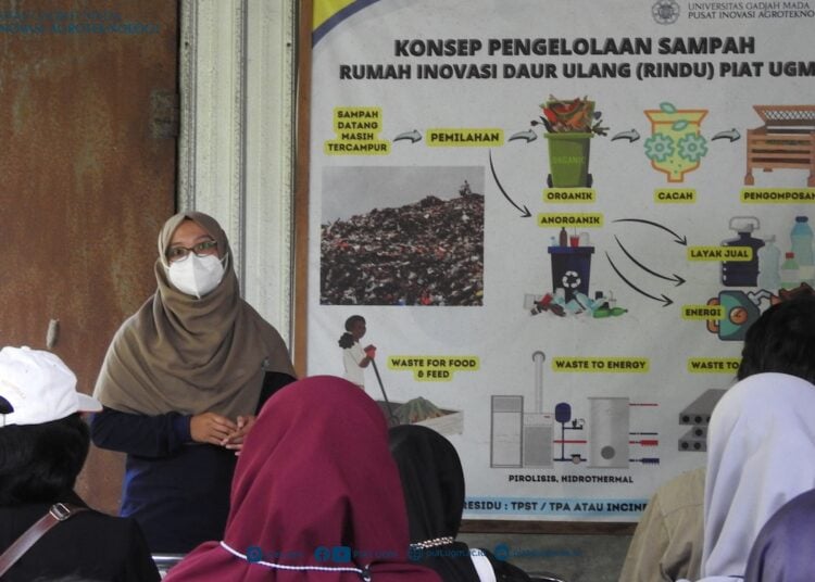 Sejumlah Upaya UGM Atasi Persoalan Sampah DIY Sejak 2011. MOJOK.CO