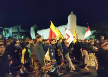 Doa Sri Saat Mubeng Beteng Mengelilingi Keraton Yogyakarta di Malam 1 Suro. MOJOK.CO