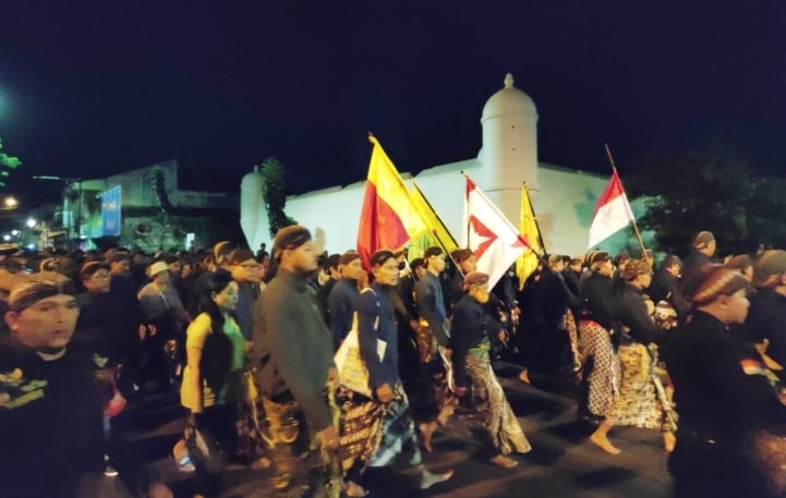 Doa Sri Saat Mubeng Beteng Mengelilingi Keraton Yogyakarta di Malam 1 Suro. MOJOK.CO