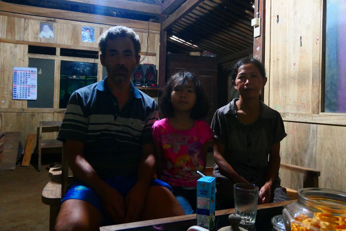 Sumiran, Dewi Septiani, dan Sugiati. Keluarga kecil di Kampung Mati. MOJOK.CO