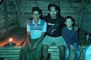Ibra bersama keluarga yang ia temui di Banten. (MOJOK.CO)
