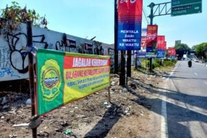 Lokasi yang sebelumnya penuh dengan sampah. Warga biasanya membakar sampah di tempat itu sehingga menimbalkan polusi. MOJOK.CO 