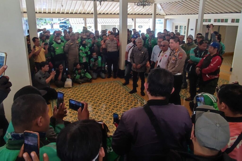 Ratusan Ojol Datangi Kantor Gubernur DIY, Tuntut Payung Hukum Soal Tarif MOJOK.CO