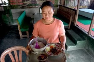 Menantu Pak Min menyiapkan hidangan sate entok. Selain sate warung ini juga menyediakan tongseng entok MOJOK.CO