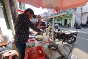 Sejak awal jualan, Wedang Tahu Bu Kardi memilih di kawasan Kranggan yang menjadi salah satu titik pecinan di Jogja. Ini karena banyak masyarakat Tionghoa yang suka dengan minuman ini MOJOK.CO