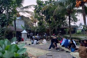Suasana di warung Kopi Klotok, Rabu (2/8/2023). Sangking ramainya pengunjung lesehan di luar warung. MOJOK.CO