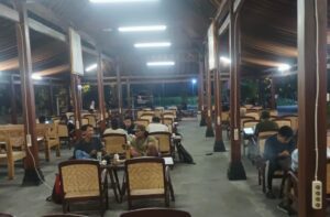Warung kopi atau kafe jadi tempat mahasiswa diskusi mahasiswa karena jam malam di kampus. (Khoirul Atfifudin/Mojok.co)