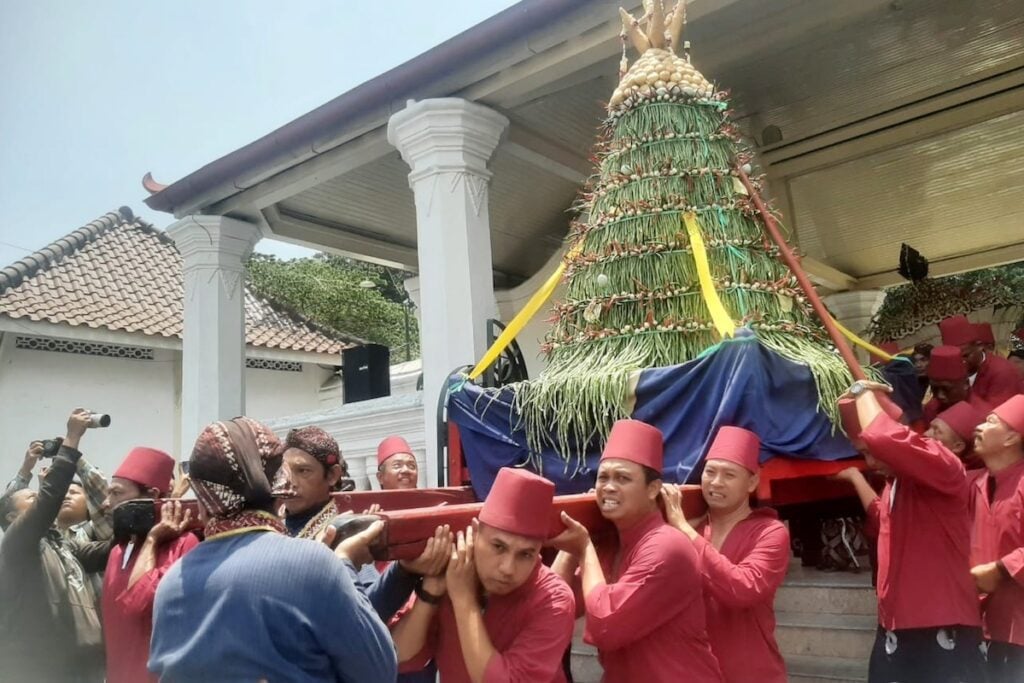 Menginap di Masjid Keraton, Pedagang Sayur Ini Bahagia Dapat Potongan Bambu Grebeg Maulud MOJOK.CO