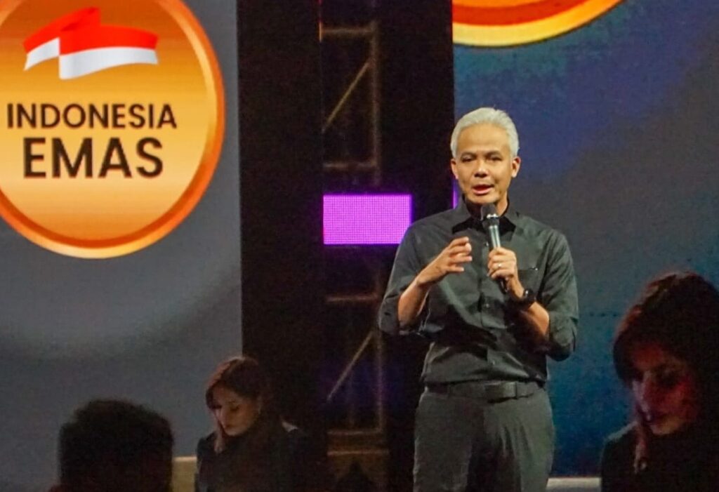 Bacapres Ganjar Pranowo menyampaikan paparannya dalam Mata Najwa on Stage “Bacapres Bicara Gagasan” di UGM, Selasa (19/09/2023). Ganjar kalau jadi presiden akan menurunkan tingkat kemiskinan ekstrem ke angka nol.