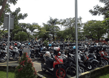 Melacak Sejak Kapan Profesi Tukang Parkir Ada di Indonesia MOJOK.CO