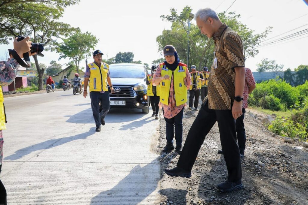 Gubernur Jateng mengecek ruas Jalan Batangan di Pati, Jawa Tengah. Jalan ini selalu jadi keluhan masyarakat, sampai dapat julukan jalur neraka di pantura MOJOK.CO