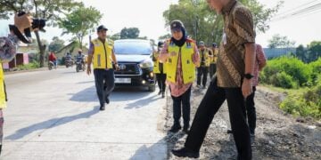 Gubernur Jateng mengecek ruas Jalan Batangan di Pati, Jawa Tengah. Jalan ini selalu jadi keluhan masyarakat, sampai dapat julukan jalur neraka di pantura MOJOK.CO