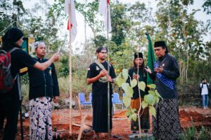 Sesaat proses penanaman pohon, KH Jadul Maula memimpin doa para tokoh adat dari berbagi daerah di Indonesia MOJOK.CO