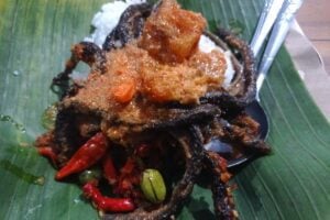 Menu sego welut dengan lauk mangut dan sambal welut Mbak Surani MOJOK.CO