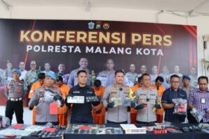 Polresta Malang Kota berhasil mengungkap penjualan motor hasil curian, lima tersangka diamankan, Selasa 5 September 2023. (humaspolri.go.id)