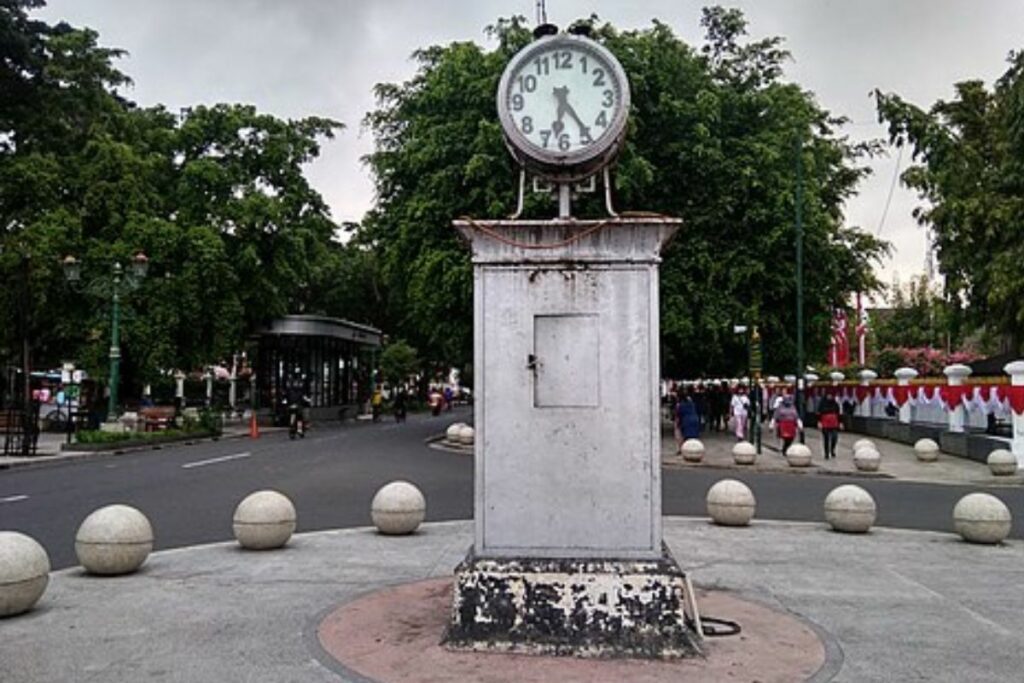 Tugu Ngejaman di Jalan Malioboro MOJOK.CO