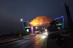 Gapura perbatasan Gresik-Lamonga, rest area bagi pemotor yang menuju Surabaya Raya MOJOK.CO