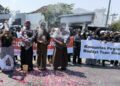Mencederai Demokrasi, Puluhan Warga Tapa Bisu di Tugu Jogja Tolak Politik Dinasti MOJOK.CO