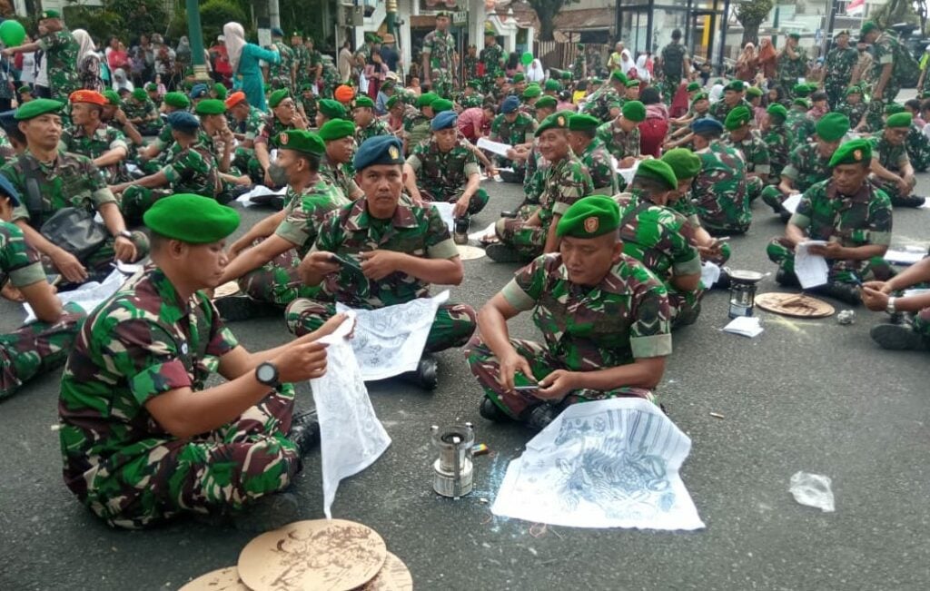 Ketika Tangan Seribu Tentara Membatik di Tugu Yogyakarta MOJOK.CO