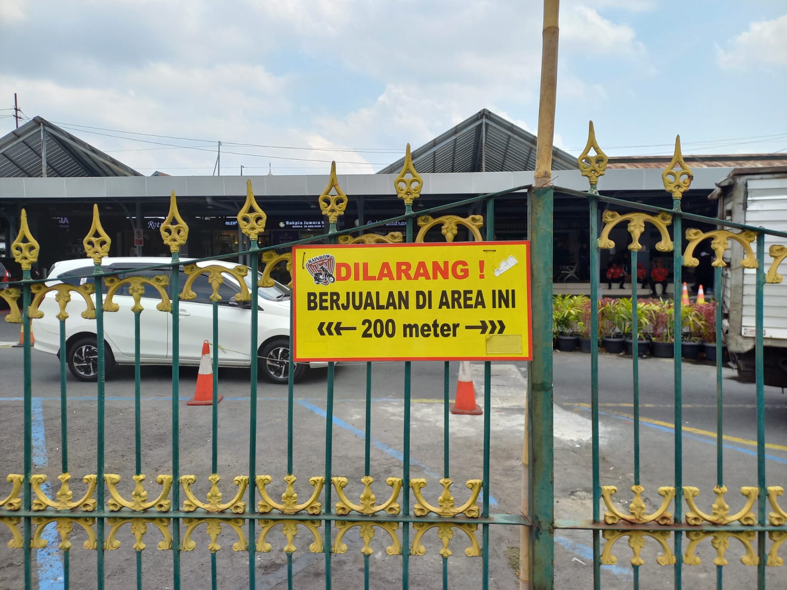 larangan berjualan di stasiun tugu.MOJOK.CO