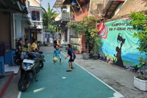 Area tengah Kampung Lemah Putro yang dipakai anak-anak untuk main bola MOJOK.CO