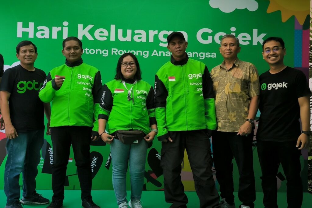 Gojek Luncurkan Jaket Baru Usung Semangat Gotong Royong MOJOK.CO