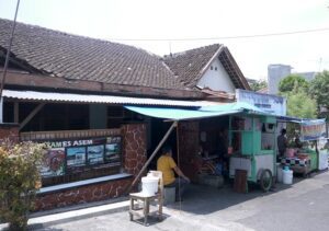 Mie Ayam Es Asem Pak Marno, meski sederhana beratapkan tenda, warungnya laris manis MOJOK.CO