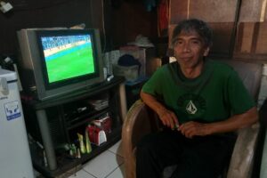 Sudarsono (50) atau Cak Dar, salah satu warga Kampung Lemah Putro yang mengaku gila bola. Ia menyambut senang gelarang Piala Dunia U-17 di Indonesia, khususnya di Surabaya. MOJOK.CO