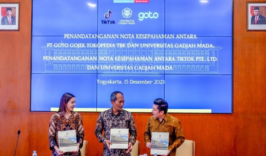 Penandatanganan MoU Goto, TikTok, dan UGM MOJOK.CO