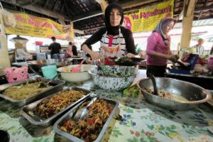 Warung Yu Ngademi, salah satu warung makan dengan menu tradisional di Pasaar Ngasem. Meski jadi jujugan wisatawan, harganya masih tergolong murah MOJOK.CO