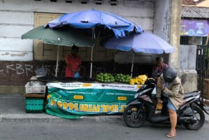 penjual buah duwet di Pasar Kotagede Yogyakarta MOJOK.CO