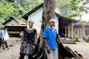 Mbah Harjo dan istrinya Mbah Muharni di salah satu pohon duren warisan di pekarangan rumahnya, Selasa (9/01/2024)