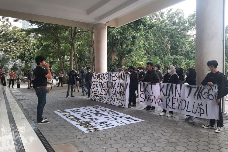 Nestapa Mahasiswa Anak PNS Miskin, Kuliah Mengkis-mengkis karena UKT Selangit dan Sulit Dapat Beasiswa.mojok.co