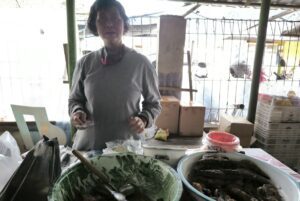 Bu Sumirah, yang menjual bebek bacem di Pasar Ngino. Ia merupakan generasi ketiga yang memasak bebek bacem MOJOK.CO