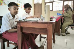 Dua siswa kelas 4 SD Wonolagi tengah mengikuti pelajaran MOJOK.CO