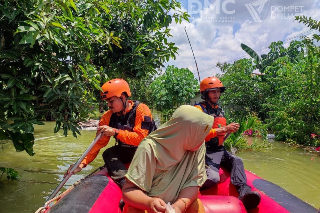 Banjir Melanda Demak, Dompet Dhuafa Jawa Tengah Dirikan Pos Hangat MOJOK.CO