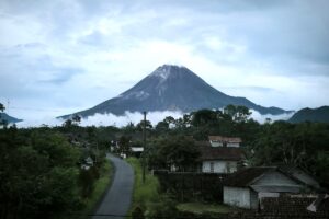 Pemandangan puncak Merapi saat langit cerah dari Gardu Pandang Tunggularum MOJOK.CO
