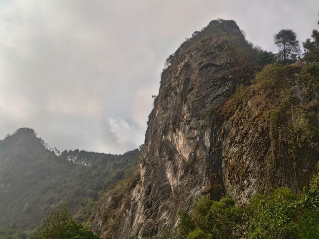 gunung lawe banjarnegara pesonanya tak kalah dari gunung api purba jogja.MOJOK.CO