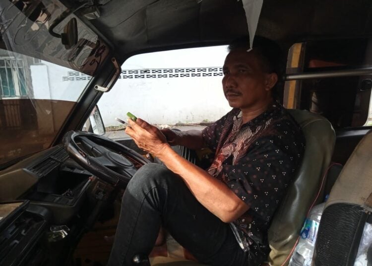 Hari-hari Suram Sopir Angkot Surabaya, Angkut Penumpang Sambil Menunggu Mati MOJOK.CO