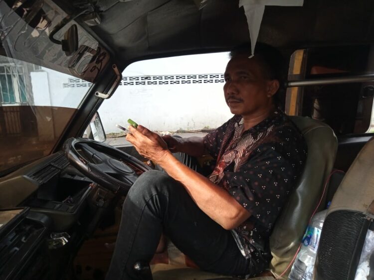 Hari-hari Suram Sopir Angkot Surabaya, Angkut Penumpang Sambil Menunggu Mati MOJOK.CO