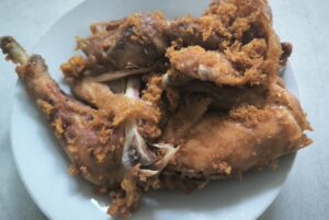 Ayam Goreng Suharti, terkenal dengan dagingnya yang empuk MOJOK.CO