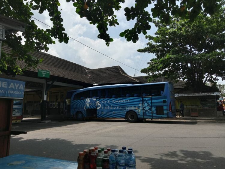 Pilu Kondektur Bus Tak Bisa Kasih Oleh-Oleh Anak MOJOK.CO