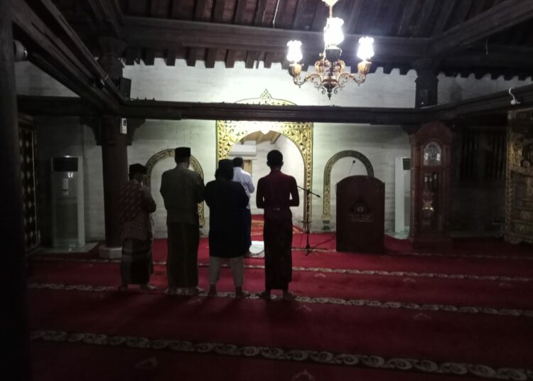 Tarawih Tengah Malam di Masjid Gedhe Kauman, Jogja MOJOK.CO