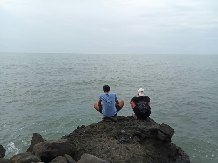 Pantai di Rembang Jadi Tempat Adu Nasib Sarjana dan Lulusan SMA yang Sulit Cari Kerja MOJOK.CO