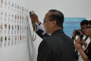 Walikota Magelang Dr M Aziz usai membuka pameran melihat sekaligus memilih satu karya yang akan jadi merchandise resmi Pemkot Magelang