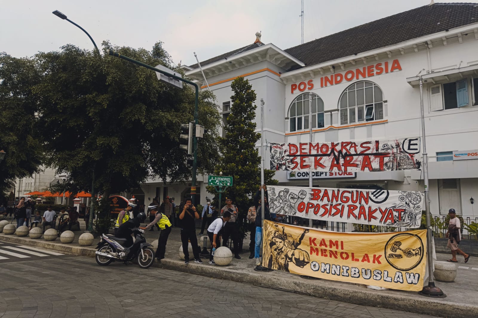 Cerita Guru Honorer Jogja Terlilit Pinjol, Rela "Diperkosa" Gaji Kecil dan Tagihan Nggak Ngotak Demi Bikin Mimpi Ibunya Tetap Hidup.MOJOK.CO