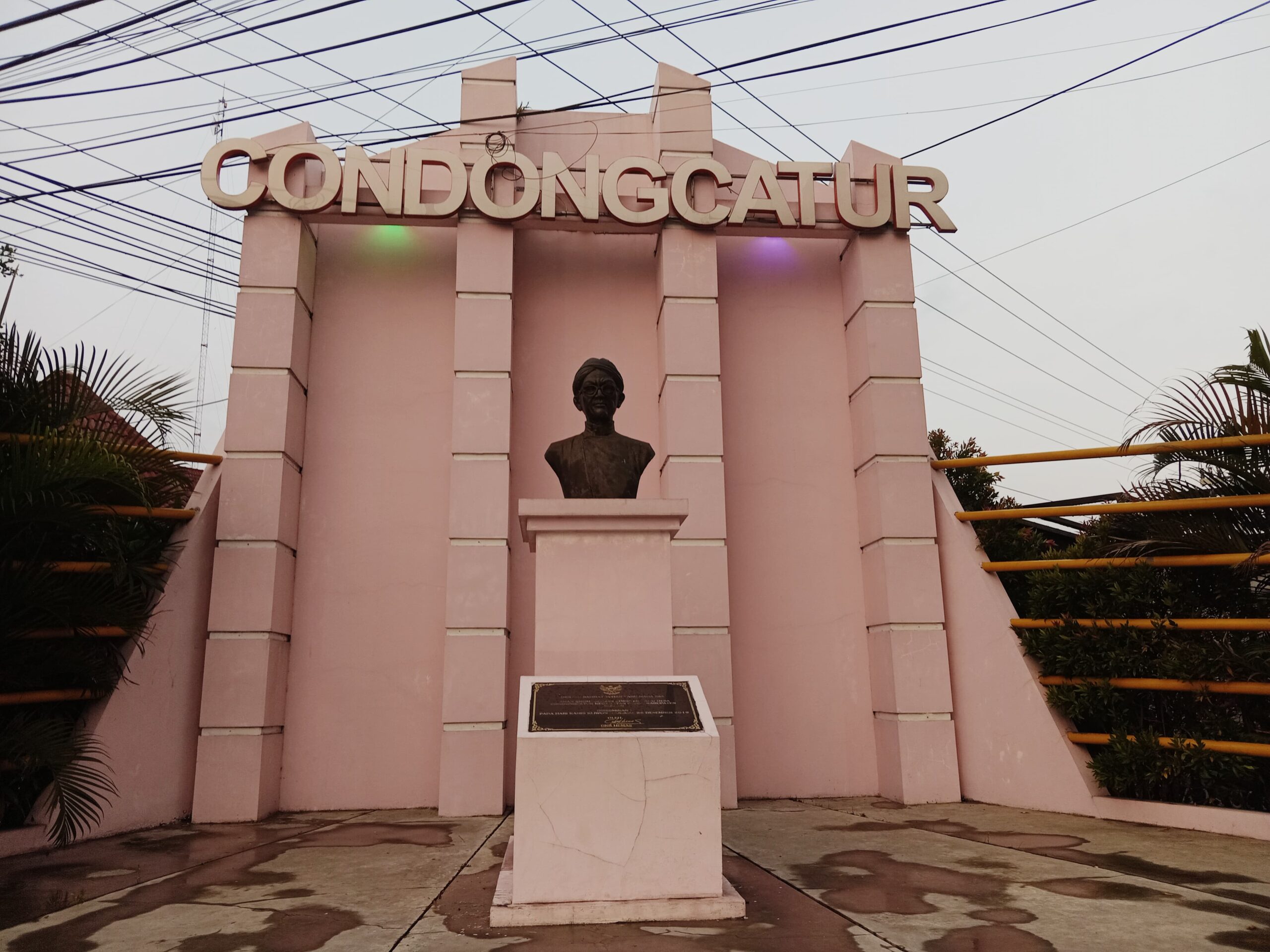 Monumen Kromoredjo Condongcatur, Saksi Bisu Kerasnya Kehidupan Jalanan Driver Ojol: Terlilit Utang, tapi Masih Mau Membantu Orang Asing yang Kesusahan.MOJOK.CO