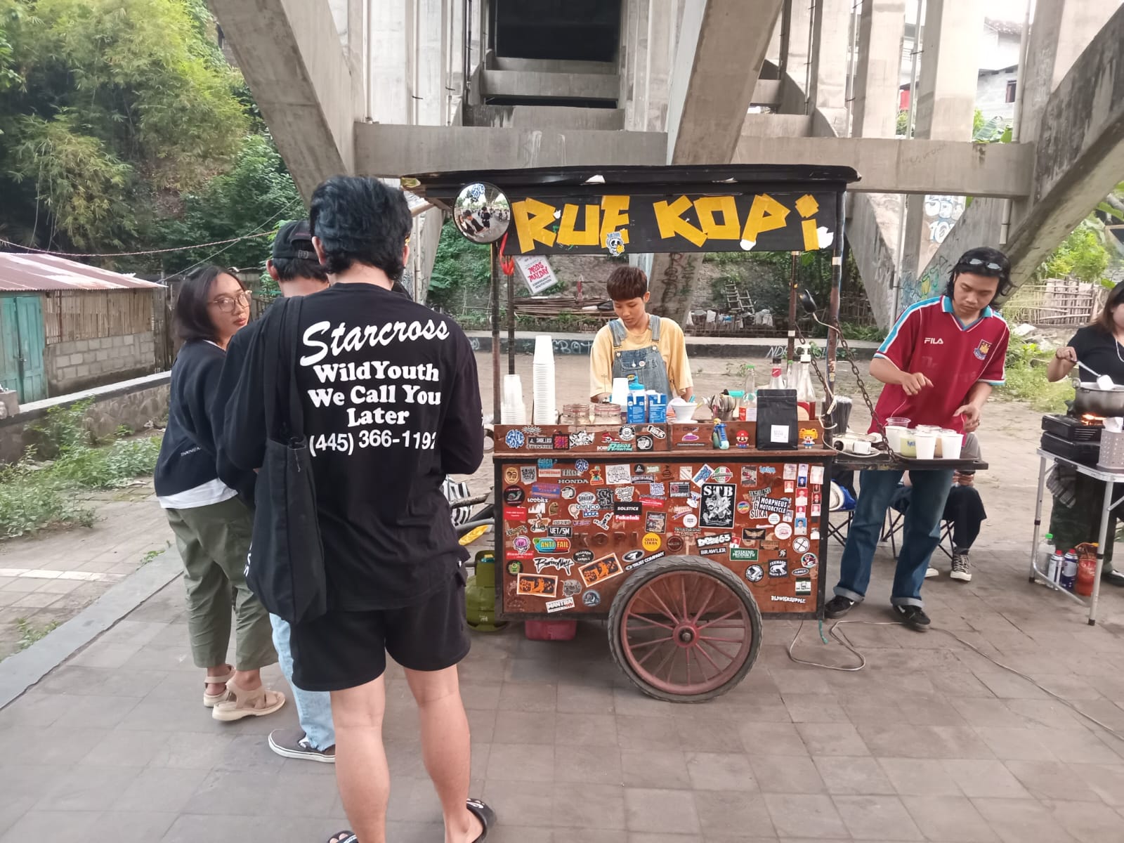 Rue Kopi, Satu-Satunya Coffee Shop Kolong Jembatan di Jogja, Hidden Gem Umat Skena dan Bloke Core.MOJOK.CO