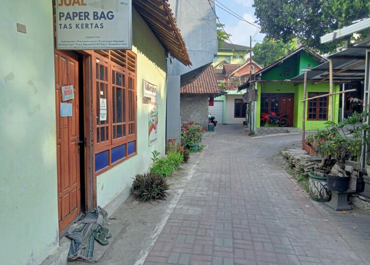 Iksan (28) tinggal kerja kantoran di Jogja demi bisnis paper bag yang beromzet Rp30 juta MOJOK.CO